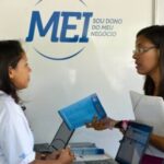 Homem agride namorada com copo de Stanley em Itaperuna