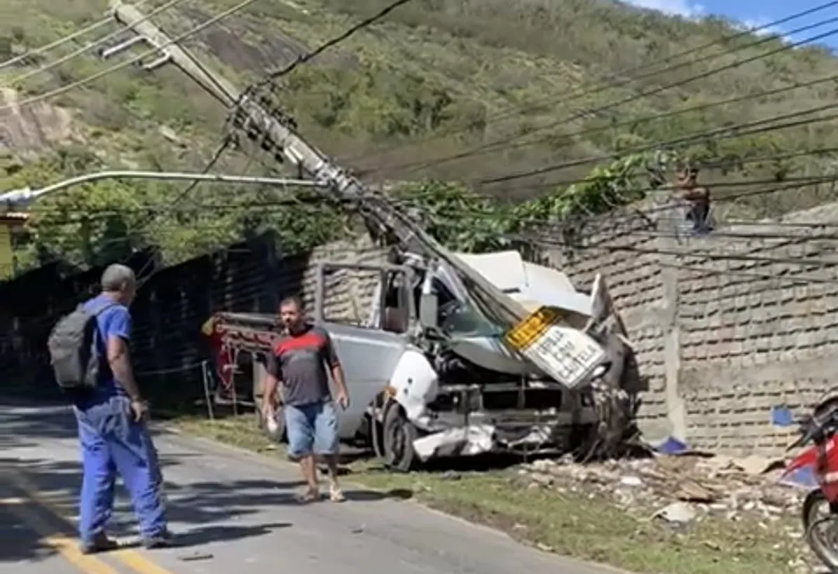 Acidente na estrada que liga Maricá a Niterói deixa quatro pessoas feridas