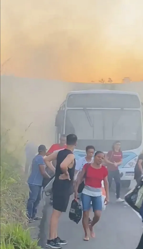 Ônibus é tomado por fumaça em Santo Antônio de Pádua, no RJ