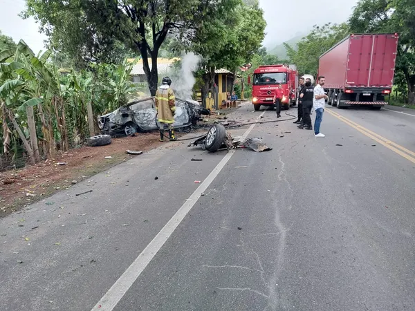 Estudante de Medicina morre após carro bater e pegar fogo em Itaperuna, no RJ