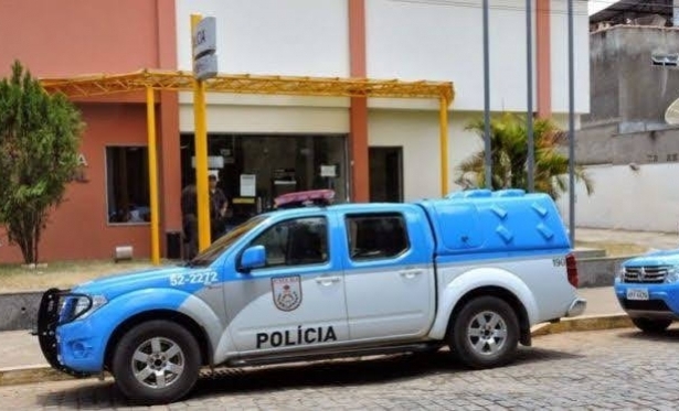 Policiais prendem dupla com drogas, arma e munições em Santo Antônio de Pádua