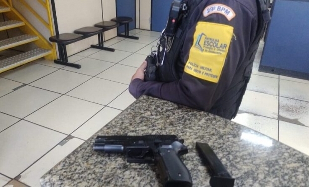 Patrulha escolar apreende simulacro de arma de fogo em colégio de Itaperuna