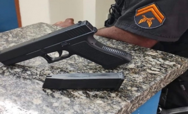 Aluno é flagrado com arma falsa em Pádua