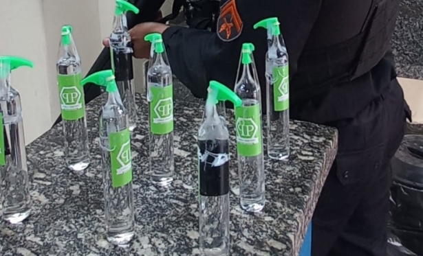 Jovem é preso com frascos de lança-perfume no Morro da Caixa D’Água, em Pádua