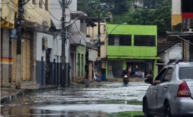 Fortes chuvas causam alagamentos no bairro Niterói em Itaperuna