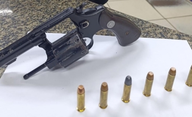 Homem é preso após ameaçar ex com arma em Itaperuna