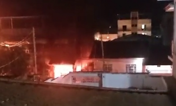 Incêndio atinge residência no bairro Lions em Itaperuna