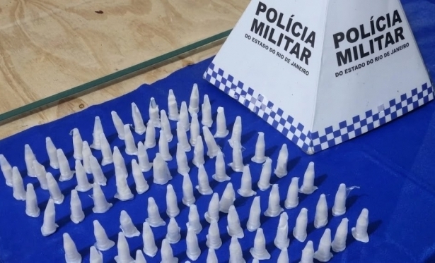 Jovem de 18 anos é presa com 101 pinos de cocaína em Laje do Muriaé